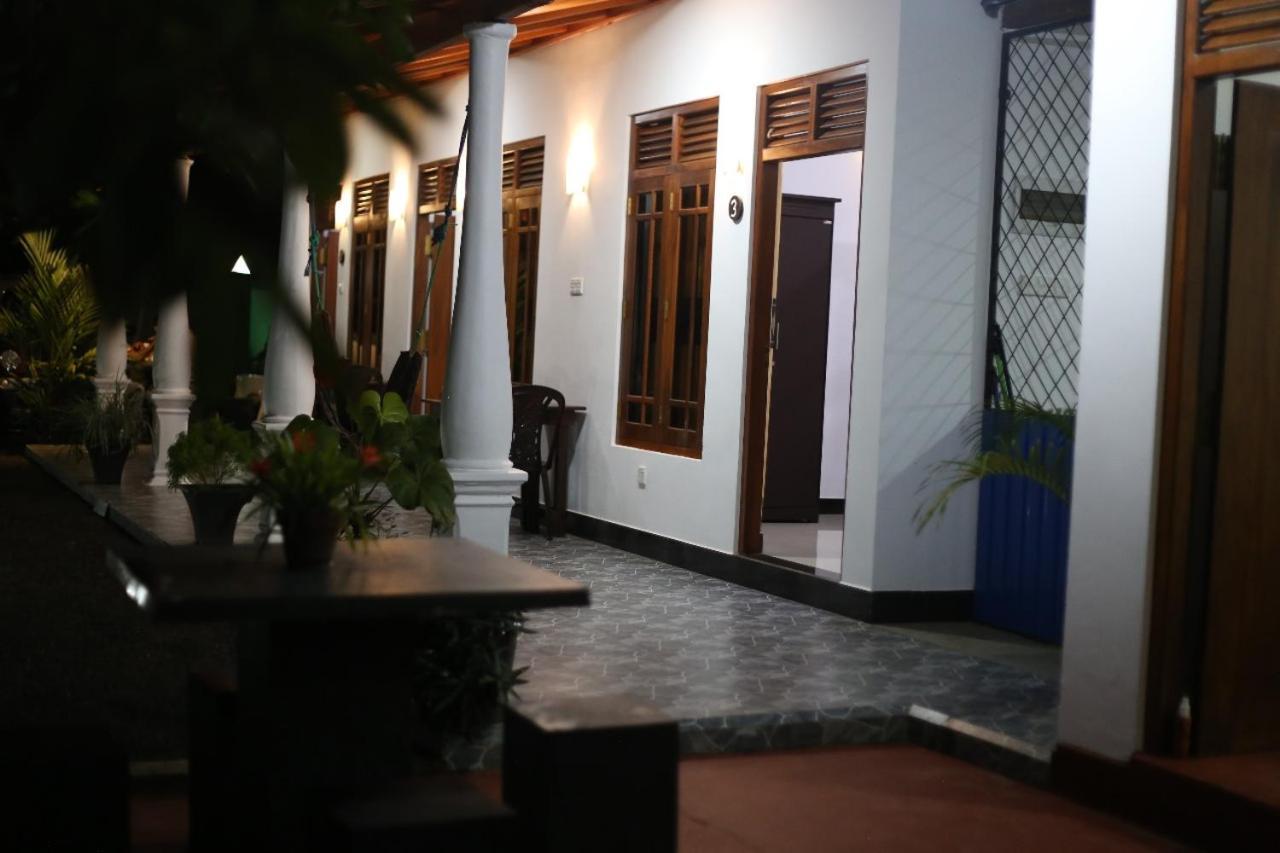 Bakery Family Guest House Mirissa Buitenkant foto