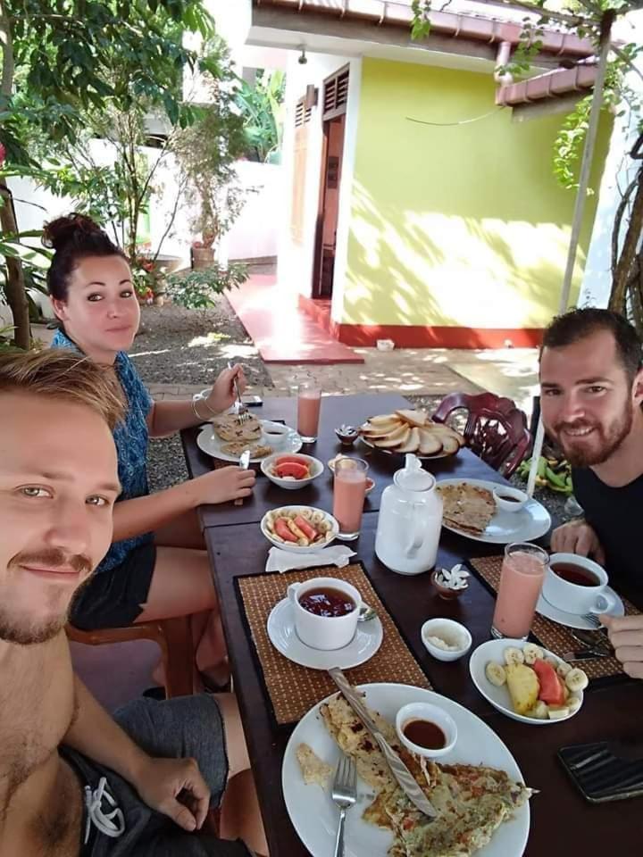 Bakery Family Guest House Mirissa Buitenkant foto