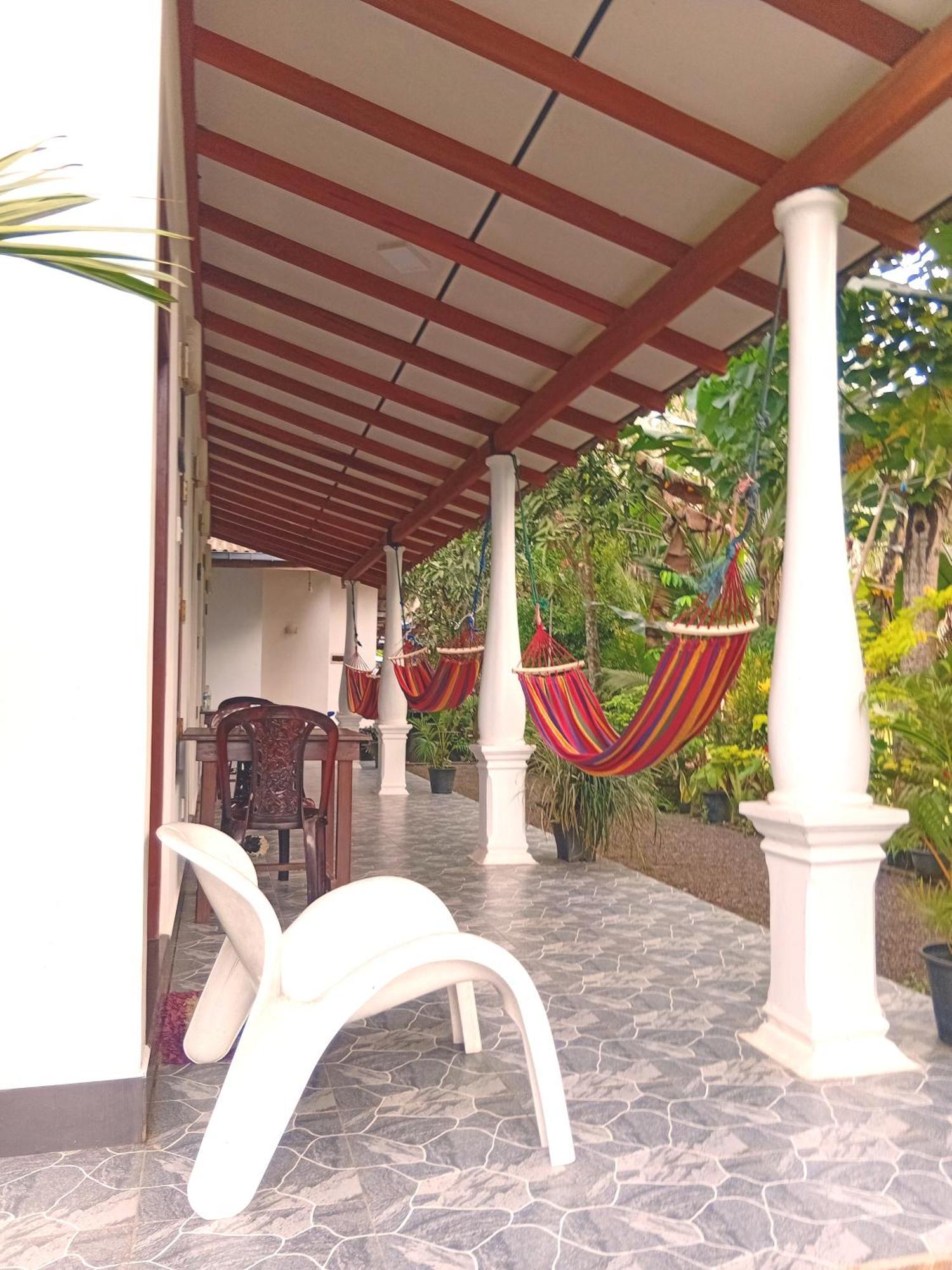 Bakery Family Guest House Mirissa Buitenkant foto