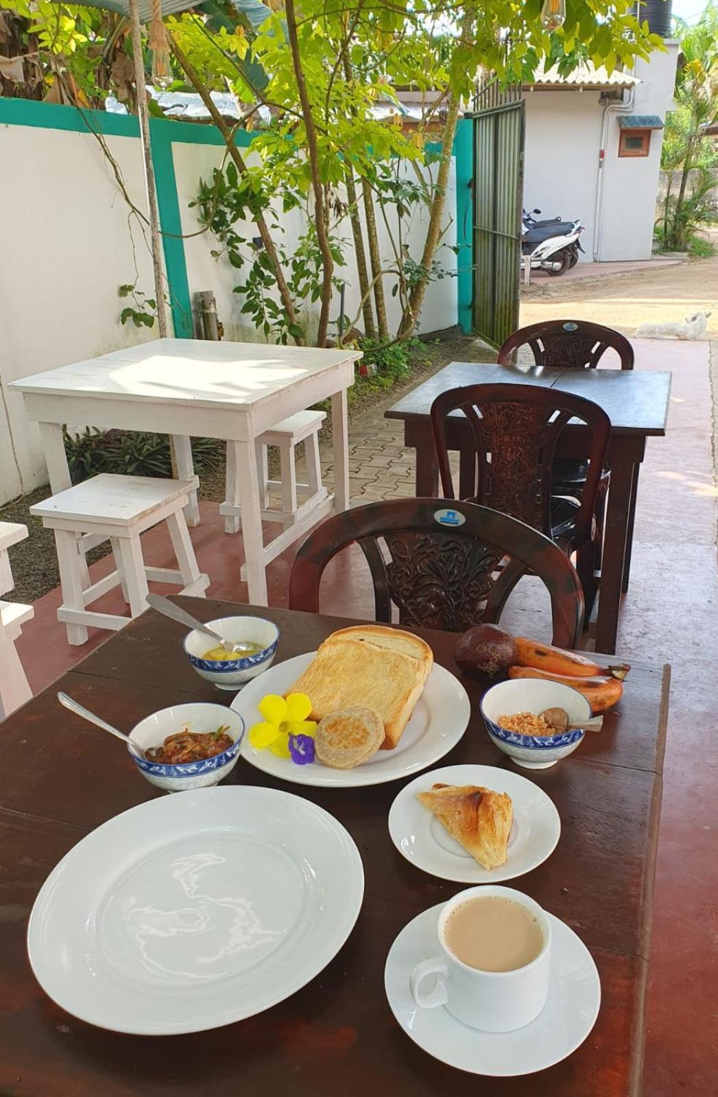 Bakery Family Guest House Mirissa Buitenkant foto