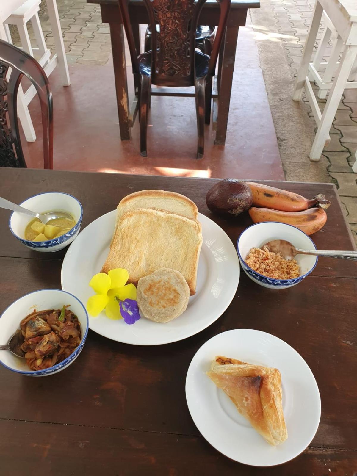Bakery Family Guest House Mirissa Buitenkant foto